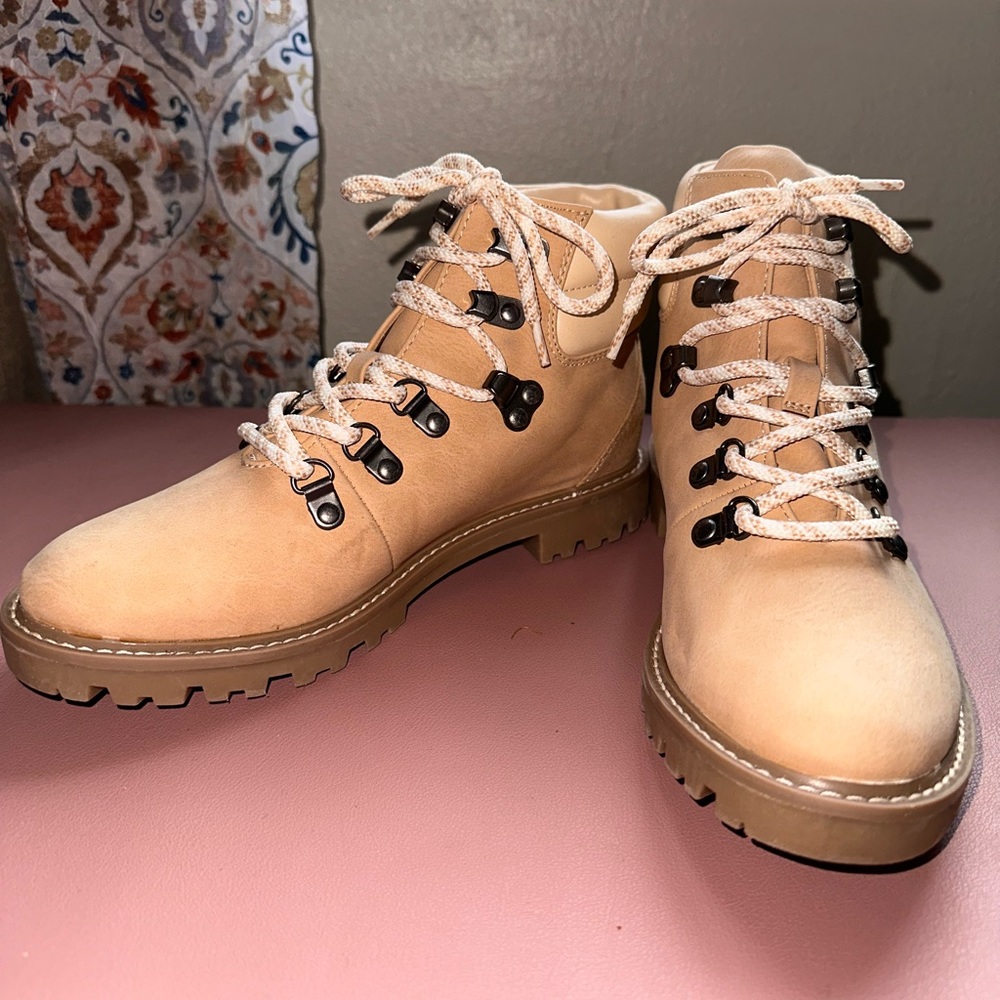 Target’s Universal Thread Chelsea boots
